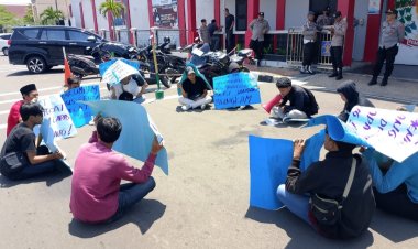 Puluhan Mahasiswa yang Tergabung dalam MPRN Kebali Lakukan Aksi Unras di Rutan Kelas IIB Pandeglang