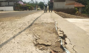 Belum Lama di Bangun, Pekerjaan Pelebaran Badan Jalan Ruas Cimanying - Jiput Ambrol, Warga: Pekerjaan Diduga Asja