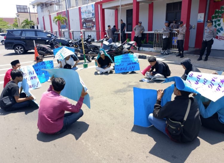 Puluhan Mahasiswa yang Tergabung dalam MPRN Kebali Lakukan Aksi Unras di Rutan Kelas IIB Pandeglang