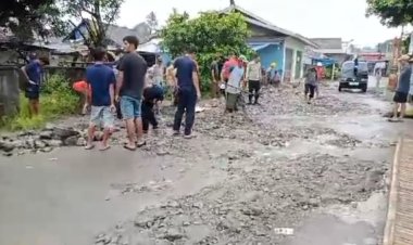 Kesal Jalan Rusak Tak Kunjung Diperbaiki, Masyarakat Kp. Bojong Canar Bersama Polsek Cikedal, Perbaiki Jalan Menuju Kantor Camat Cikedal Secara Swadaya