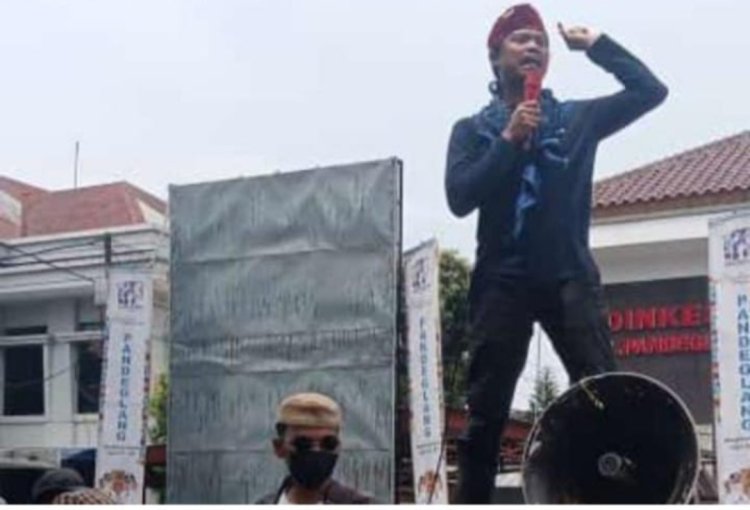 Membahayakan Penguna Jalan Raya, Kabel Jaringan Internet Diduga Milik PT. Awi Net, Disoal Oleh Aktivis Pandeglang