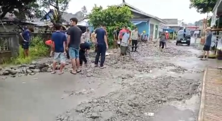 Kesal Jalan Rusak Tak Kunjung Diperbaiki, Masyarakat Kp. Bojong Canar Bersama Polsek Cikedal, Perbaiki Jalan Menuju Kantor Camat Cikedal Secara Swadaya