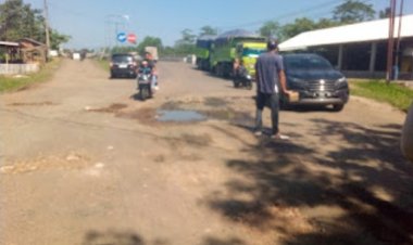 Sering Terjadi Kecelakaan Akibat Jalan Berlubang Pemuda Munjul Tambal Jalan Provinsi Secara Gotong Royong, DPC GWI Menanyakan Kemana Angaran Perawatan