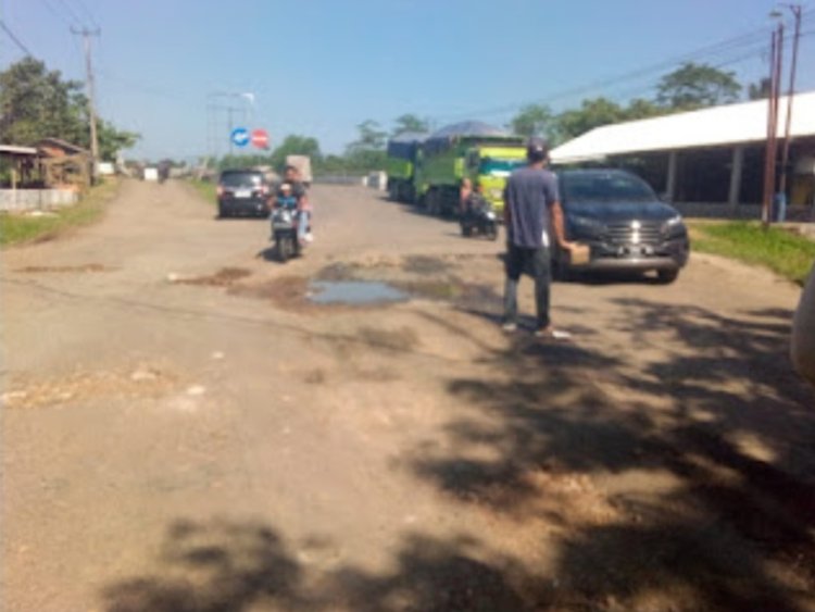 Sering Terjadi Kecelakaan Akibat Jalan Berlubang Pemuda Munjul Tambal Jalan Provinsi Secara Gotong Royong, DPC GWI Menanyakan Kemana Angaran Perawatan