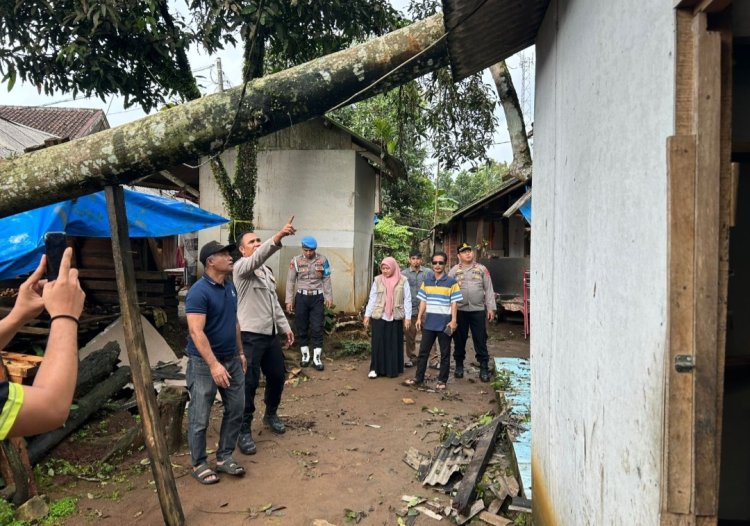 Angin Kencang Disertai Hujan Deras Akibatkan Pohon Tumbang Timpa Rumah Warga Cipicung, Kapolsek Cikedal Bersama Jajaran Gerka Cepat Lakukan Evakuasi