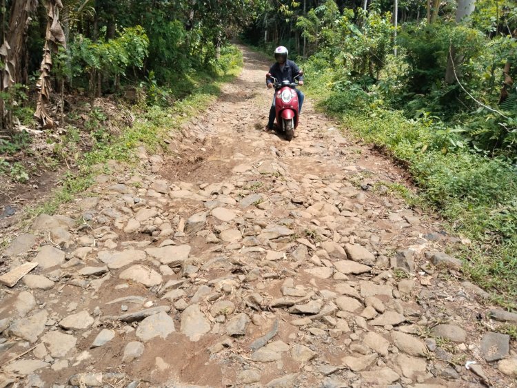 Warga Bojong Kecewa Janji Camat Perbaiki Jalan Saat Pilkada Dulu Tidak Diitepati