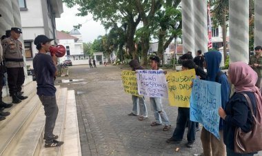 Aktivis Kebali Gerudug Kantor Bupati Pandeglang, Tuntut BGN & Pemda Pandeglang Lakukan Evaluasi Menyeluruh SPPG Di Pandeglang
