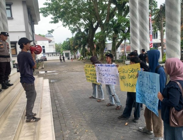 Aktivis Kebali Gerudug Kantor Bupati Pandeglang, Tuntut BGN & Pemda Pandeglang Lakukan Evaluasi Menyeluruh SPPG Di Pandeglang