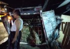 Terguling di Ruas Jalan Panimbang Labuan Setelah Tabrak Tiang, Truk Box Angkut BBM Solar Diduga Ilegal Pengemudi Kabur
