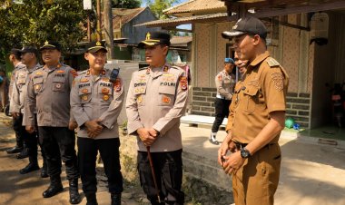 Di Kecamatan Sukaresmi Polres Pandeglang Bantu Warga Terdampak Kekeringan Salurkan Air Bersih