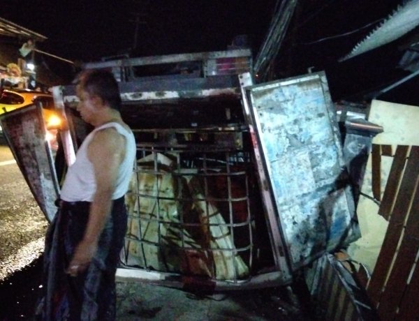 Terguling di Ruas Jalan Panimbang Labuan Setelah Tabrak Tiang, Truk Box Angkut BBM Solar Diduga Ilegal Pengemudi Kabur