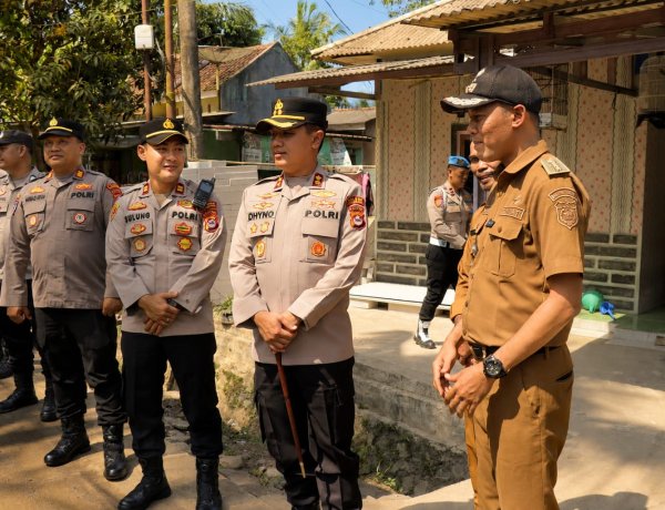 Di Kecamatan Sukaresmi Polres Pandeglang Bantu Warga Terdampak Kekeringan Salurkan Air Bersih