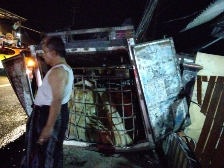 Terguling di Ruas Jalan Panimbang Labuan Setelah Tabrak Tiang, Truk Box Angkut BBM Solar Diduga Ilegal Pengemudi Kabur