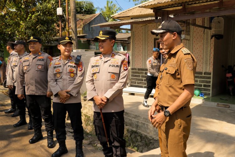 Di Kecamatan Sukaresmi Polres Pandeglang Bantu Warga Terdampak Kekeringan Salurkan Air Bersih