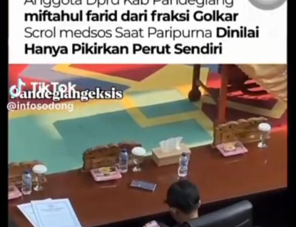 AKSI ANGGOTA DPRD PANDEGLANG MIFTAHUL FARID ASYIK SCROLL GADGET SAAT PARIPURNA MENUAI KRITIK PEDAS AKTIVIS GANJA