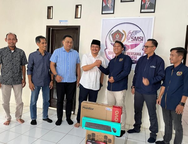 Dukung Efektivitas Kerja Jurnalistik, Fraksi Demokrat DPRD Pandeglang Berikan Bantuan Sarana Penunjang Kinerja Jurnalis