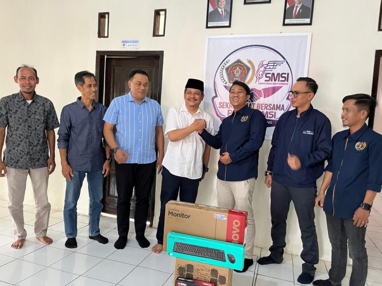 Dukung Efektivitas Kerja Jurnalistik, Fraksi Demokrat DPRD Pandeglang Berikan Bantuan Sarana Penunjang Kinerja Jurnalis
